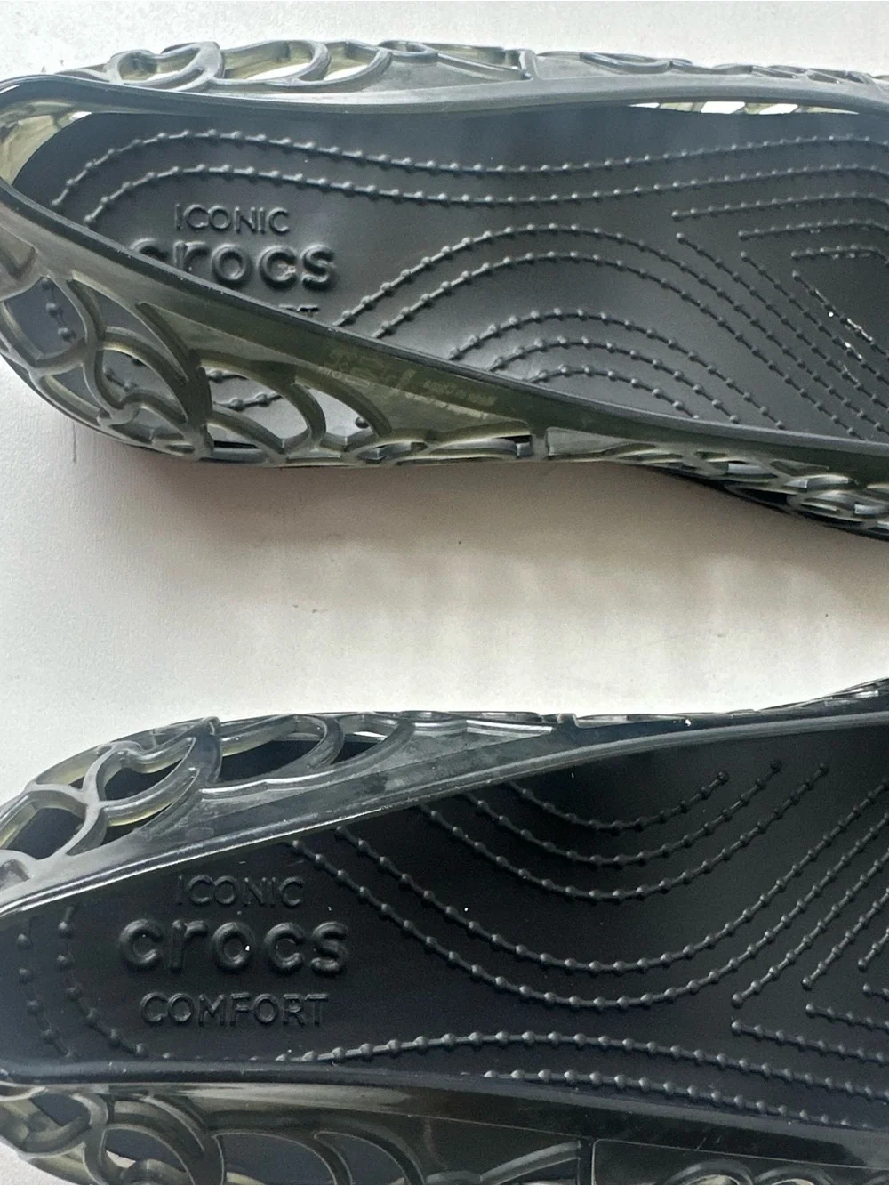 Crocs Women’s Black Floral Cutout Peep Toe Jelly Flats Comfort Shoes Size 7 W - Picture 8 of 10